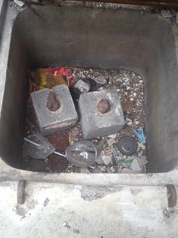 Granat yang berada pada suatu kotak yang berisi sampah