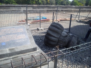 Amalaka yang jatuh sengaja tidak dikembalikan pada tempatnya karena untuk monumen peringatan gempa 26 Mei 2006.